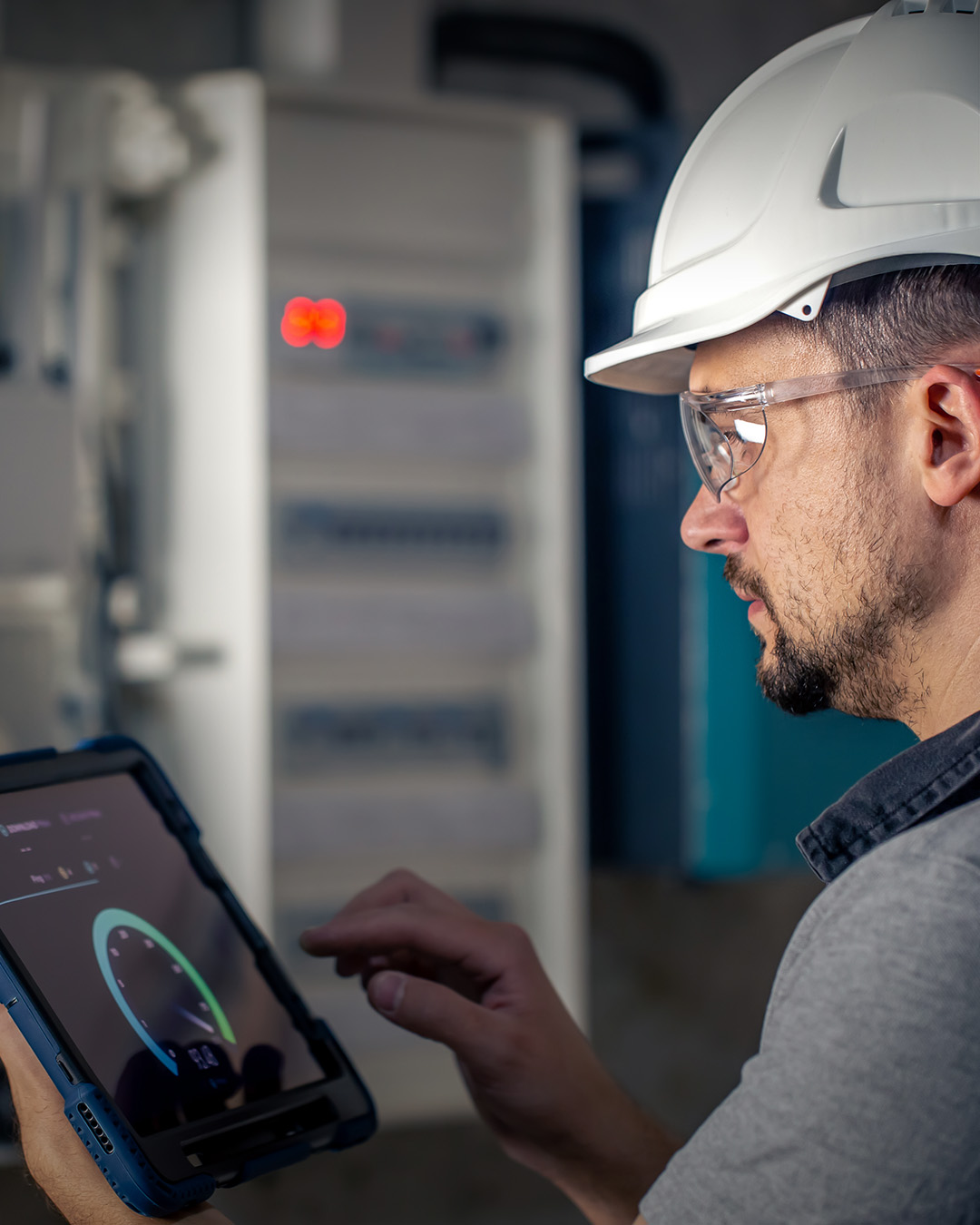 Elektriker arbeitet