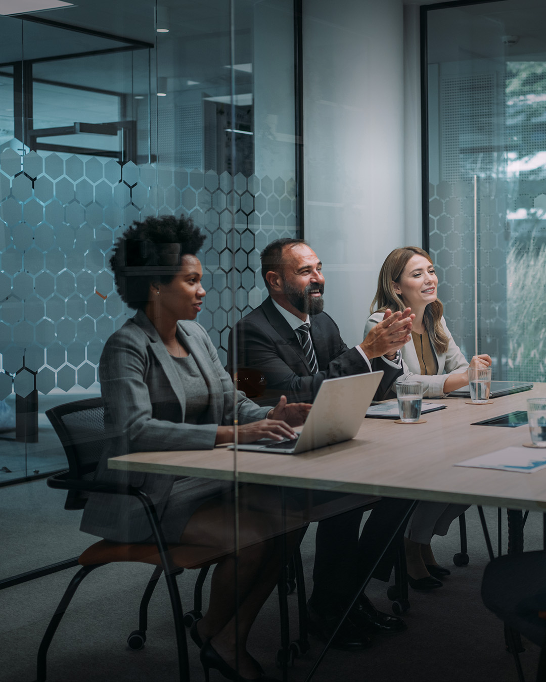 Besprechung in Meeting-Raum.