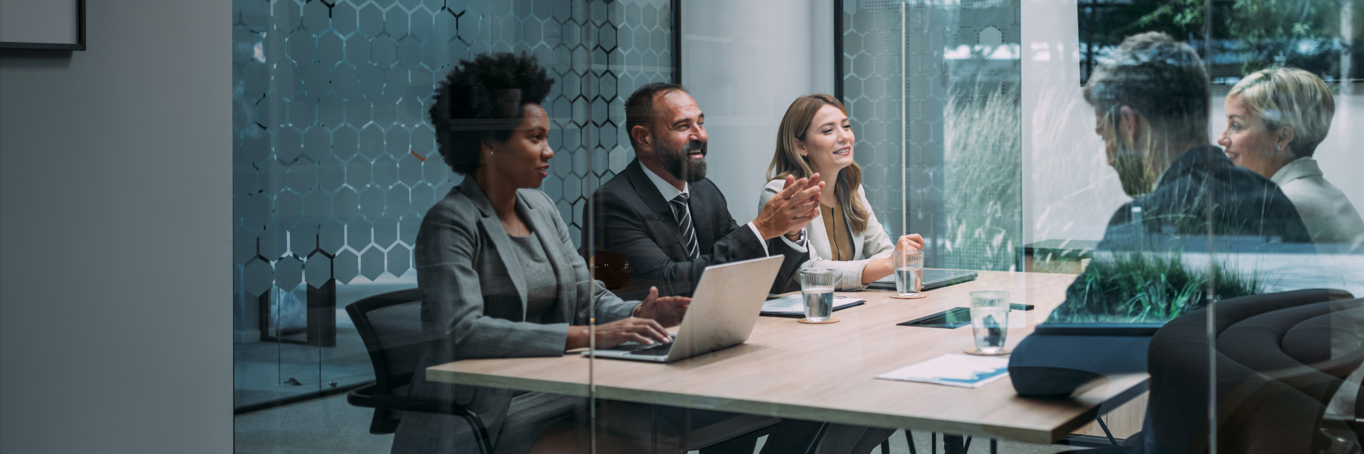 Besprechung in Meeting-Raum.