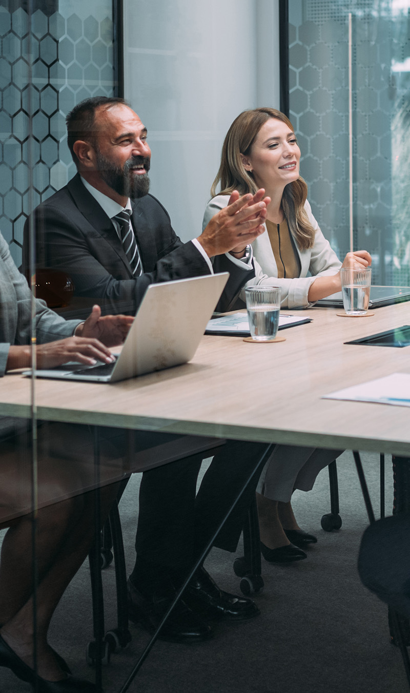 Besprechung in Meeting-Raum.