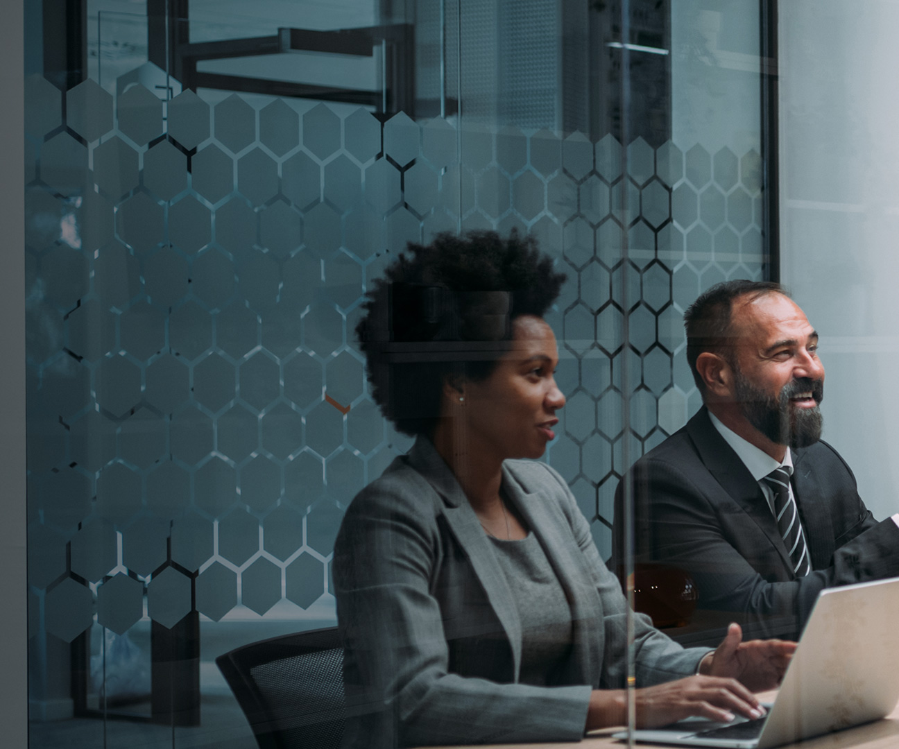 Besprechung in Meeting-Raum.